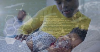 Afro-Amerikan anne ve oğlu hastanedeyken dijital beyinle veri işleme animasyonu. Tıp, sağlık ve dijital arayüz kavramı dijital olarak oluşturulmuş video konsepti.