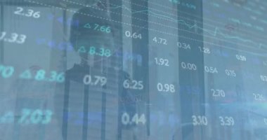Ofiste pencereden dışarı bakan Asyalı kadına karşı borsa veri işleme animasyonu. Küresel ekonomi ve iş veri teknolojisi kavramı
