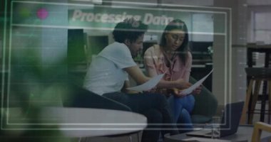 Ofiste çalışan çeşitli iş adamları üzerinde finansal veri işleme animasyonu. Küresel iş, finans ve dijital arayüz kavramı dijital olarak oluşturulmuş video.