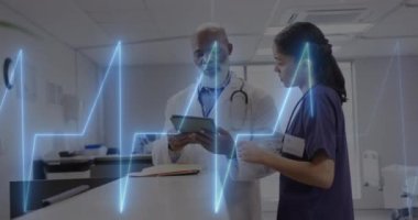 Hastanede çalışan çeşitli doktorların kardiyografisinin animasyonu. Tıp, sağlık ve dijital arayüz kavramı dijital olarak oluşturulmuş video konsepti.