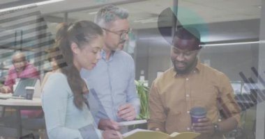 Ofiste çalışan çeşitli iş adamları üzerinde finansal veri işleme animasyonu. Küresel iş, finans ve dijital arayüz kavramı dijital olarak oluşturulmuş video.