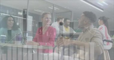 Ofiste çalışan çeşitli iş adamları üzerinde finansal veri işleme animasyonu. Küresel iş, finans ve dijital arayüz kavramı dijital olarak oluşturulmuş video.