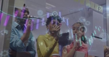 Ofiste çalışan çeşitli iş adamları üzerinde finansal veri işleme animasyonu. Küresel iş, finans ve dijital arayüz kavramı dijital olarak oluşturulmuş video.