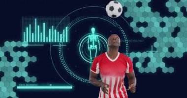 Afro-Amerikan erkek futbolcu üzerinde veri işleme ve tarama animasyonu. Küresel spor ve dijital arayüz kavramı dijital olarak oluşturulmuş video.