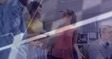 Ofiste çalışan çeşitli iş adamları üzerinde finansal veri işleme animasyonu. Küresel iş, finans ve dijital arayüz kavramı dijital olarak oluşturulmuş video.