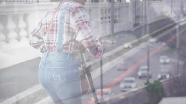Caddede scooter kullanan iki ırklı bir kadın yerine arabaların animasyonu. Yaşam tarzı, soyut arkaplan ve dijital arayüz kavramı dijital olarak oluşturulmuş video konsepti.