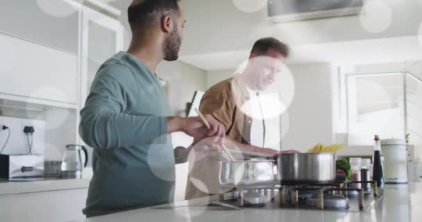 Animation Light Spots Diverse Male Couple Cooking Dinner Kitchen Food — Vídeo de Stock