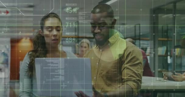 オフィスで働く多様なビジネスの人々に対する財務データ処理のアニメーション グローバルビジネス デジタルインターフェイスの概念デジタル生成されたビデオ — ストック動画