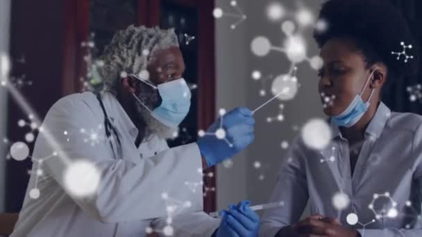 Animazione Medico Afroamericano Sesso Maschile Che Prende Tampone Paziente Molecole — Video Stock