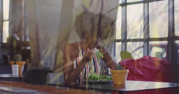 Animation Grass Flowers African American Woman Eating Salad Food Drink — Vídeo de Stock