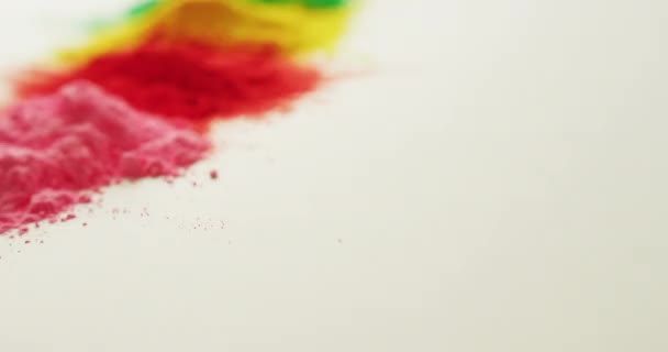 Vídeo Polvos Multicolores Con Espacio Copia Sobre Fondo Blanco Festival — Vídeo de stock