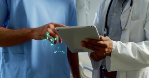 Animación Ecuaciones Químicas Sobre Médicos Varones Caucásicos Usando Tableta Con — Vídeos de Stock