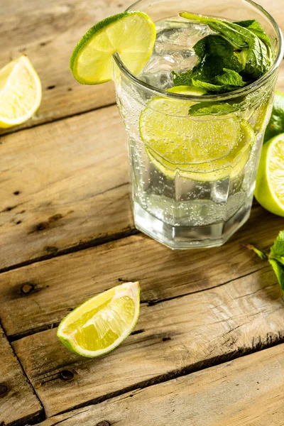 Närbild Glas Med Vatten Och Lime Med Kopieringsutrymme Över Träytan — Stockfoto