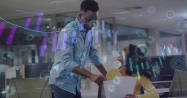 Ofiste çalışan çeşitli iş adamları üzerinde finansal veri işleme animasyonu. Küresel iş, finans ve dijital arayüz kavramı dijital olarak oluşturulmuş video.