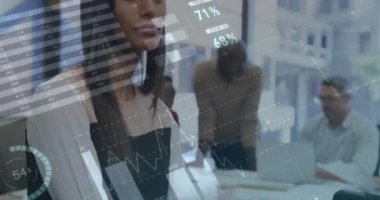 Ofiste çalışan çeşitli iş adamları üzerinde finansal veri işleme animasyonu. Küresel iş, finans ve dijital arayüz kavramı dijital olarak oluşturulmuş video.