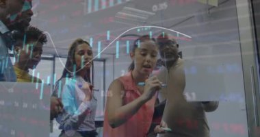 Ofiste çalışan çeşitli iş adamları üzerinde finansal veri işleme animasyonu. Küresel iş, finans ve dijital arayüz kavramı dijital olarak oluşturulmuş video.