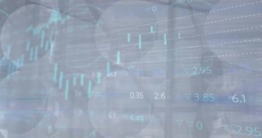 Ofiste yürüyen insanlara karşı istatistiksel ve borsa veri işleme animasyonu. Küresel ekonomi ve iş veri teknolojisi kavramı