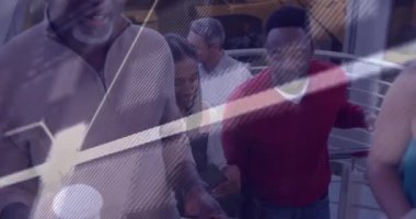 Ofiste çalışan çeşitli iş adamları üzerinde finansal veri işleme animasyonu. Küresel iş, finans ve dijital arayüz kavramı dijital olarak oluşturulmuş video.