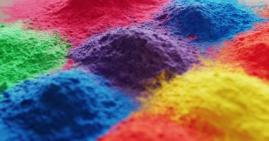 Beyaz arkaplanda kopya alanı olan çok renkli tozların yakın çekim videosu. Holi festivali, Hint geleneği ve kutlama konsepti