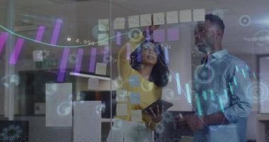 Ofiste çalışan çeşitli iş adamları üzerinde finansal veri işleme animasyonu. Küresel iş, finans ve dijital arayüz kavramı dijital olarak oluşturulmuş video.