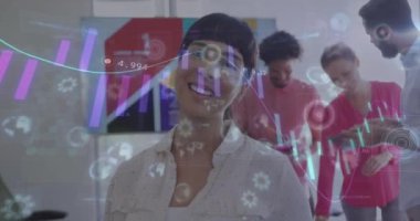 Ofiste çalışan çeşitli iş adamları üzerinde finansal veri işleme animasyonu. Küresel iş, finans ve dijital arayüz kavramı dijital olarak oluşturulmuş video.