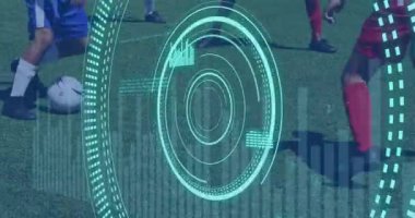 Futbol oynayan farklı adamların taranması ve veri işlemesinin animasyonu. Küresel spor ve dijital arayüz kavramı dijital olarak oluşturulmuş video.