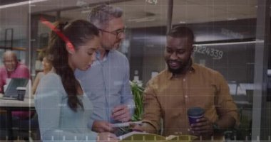 Ofiste çalışan çeşitli iş adamları üzerinde finansal veri işleme animasyonu. Küresel iş, finans ve dijital arayüz kavramı dijital olarak oluşturulmuş video.