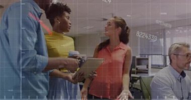 Ofiste çalışan çeşitli iş adamları üzerinde finansal veri işleme animasyonu. Küresel iş, finans ve dijital arayüz kavramı dijital olarak oluşturulmuş video.