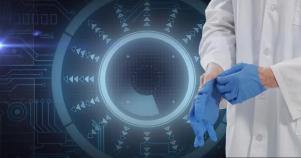 青い背景に白人男性医師と科学的なデータ処理のアニメーション グローバル医療 デジタルインターフェース コンピューティング データ処理の概念デジタル生成ビデオ — ストック動画