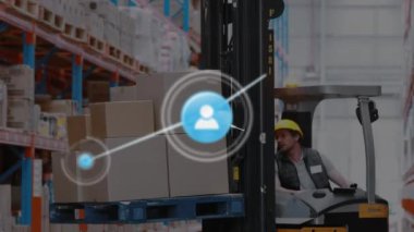 Beyaz erkek işçilerin depoda forklift kullanması üzerine dijital simge ağının animasyonu. Küresel ağ ve ulaşım sektörü kavramı