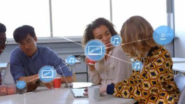 Ofiste birlikte tartışan çeşitli meslektaşlar üzerine dijital simge ağının animasyonu. Küresel ağ ve iş teknolojisi kavramı