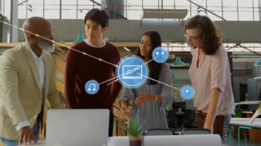 Ofiste birlikte tartışan çeşitli meslektaşlar üzerine dijital simge ağının animasyonu. Küresel ağ ve iş teknolojisi kavramı