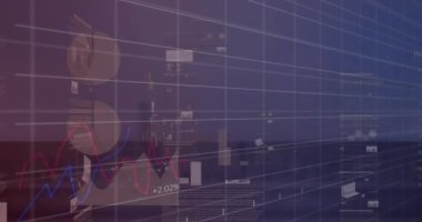 Şehir manzarasının havadan görüntüsüne karşı istatistiksel veri işleme yapan ekranların animasyonu. İş veri teknolojisi kavramı