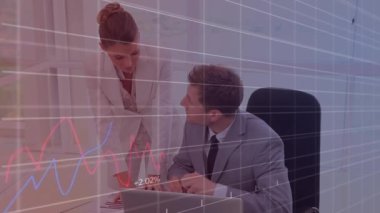 Kafkasyalı iş adamı ve iş adamının tartıştığı istatistiksel veri işleme animasyonu. İş veri teknolojisi kavramı