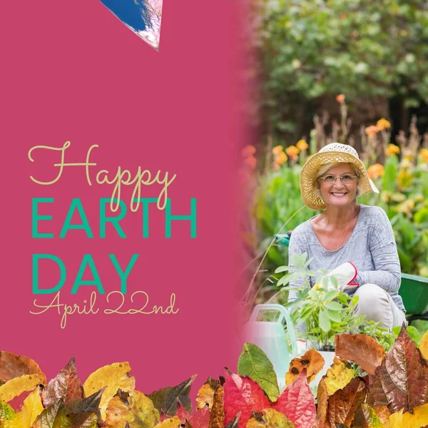 Kavkazská Seniorka Sázející Zahradě Šťastný Den Zemi Duben Podzimní Listy — Stock fotografie