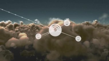 Gökyüzündeki kara bulutlara karşı dijital simge ağının animasyonu. Küresel ağ ve iş teknolojisi kavramı
