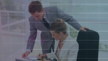 Kafkasyalı iş adamı ve iş adamının tartıştığı istatistiksel veri işleme animasyonu. İş veri teknolojisi kavramı