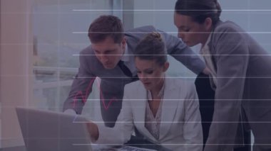 Ofiste birlikte tartışan çeşitli iş adamları üzerinde istatistiksel veri işleme animasyonu. İş veri teknolojisi kavramı