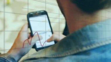 Akıllı telefon kullanan bir adamın dikiz aynasıyla istatistiksel veri işleme animasyonu. Küresel ağ ve iş veri teknolojisi kavramı