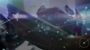 Tablet kullanan okul çocukları üzerinden veri işleme ağı bağlantılarının animasyonu. Küresel eğitim, bilgisayar ve veri işleme kavramı dijital olarak oluşturulmuş video.