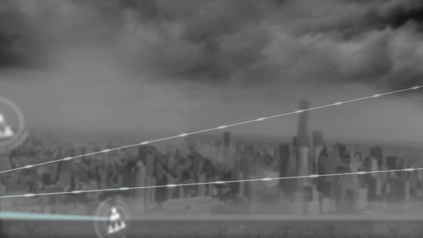 曇り空に対する近代的な街並みの上の行に接続されているプロフィールアイコンのアニメーション デジタル複合体 複数の露出 1つの世界貿易センター 技術コンセプト — ストック動画