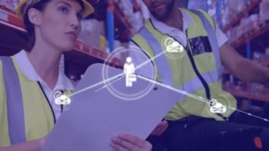 Depoda çalışan çeşitli insanlar üzerindeki bağlantı ağının animasyonu. Küresel sevkiyat, iş, finans, bilgisayar ve veri işleme kavramı dijital olarak oluşturuldu.