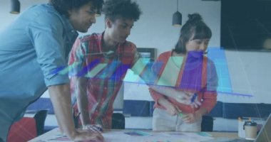 Ofiste çalışan çeşitli iş adamları üzerinde veri işleme animasyonu. küresel iş ve dijital arayüz kavramı dijital olarak oluşturulmuş video.