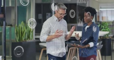 Ofisteki çeşitli iş adamları üzerinde veri işleme animasyonu. Küresel iş ve dijital arayüz kavramı dijital olarak oluşturulmuş video.