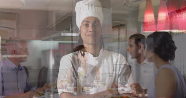 在餐馆里 女厨师对餐桌旁的人进行动画 业余时间和数字制作的视频庆祝概念 — 图库视频影像