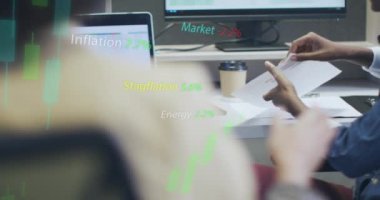 Ofisteki çeşitli iş adamları üzerinde veri işleme animasyonu. Küresel iş ve dijital arayüz kavramı dijital olarak oluşturulmuş video.