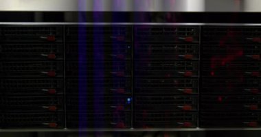 Sunucu odasında hareket eden şekillerin animasyonu. Küresel iş ve dijital arayüz kavramı dijital olarak oluşturulmuş video.