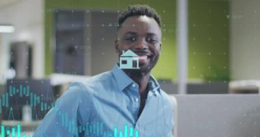 Ofiste çalışan Afrikalı Amerikalı iş adamının veri işleme animasyonu. Küresel iş ve dijital arayüz kavramı dijital olarak oluşturulmuş video.