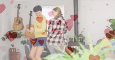Kalp emojilerinin animasyonu mutlu beyaz kadın çiftin aşık olması üzerine. Aşk, romantizm ve kutlama konsepti dijital olarak oluşturulmuş video.