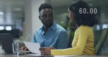 Ofisteki çeşitli iş adamları üzerinde veri işleme animasyonu. Küresel iş ve dijital arayüz kavramı dijital olarak oluşturulmuş video.